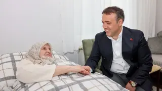 Vali Sözer, yaşlı çiftin evine konuk oldu