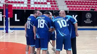 Voleybol maçında kazanan aile ve sosyal hizmetler oldu