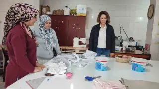 Müdür Sinan, kadın terziliği kursiyerlerinin çalışmalarını inceledi