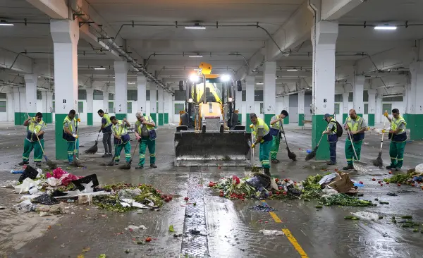 Tepebaşı Belediyesi Pazarların Ardından Temizlik Mesaisinde