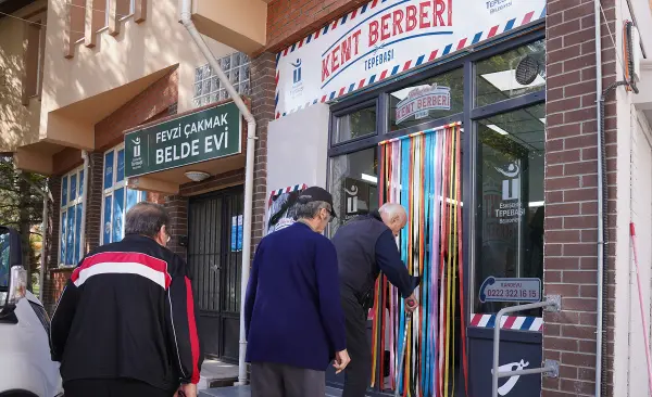 Tepebaşı'nda Sosyal Dayanışma Berber Koltuğunda