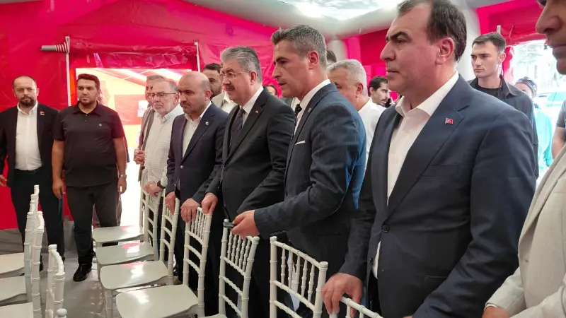 Vali Yılmaz ve beraberindeki heyetten 15 Temmuz Anma Çadırı'na ziyaret