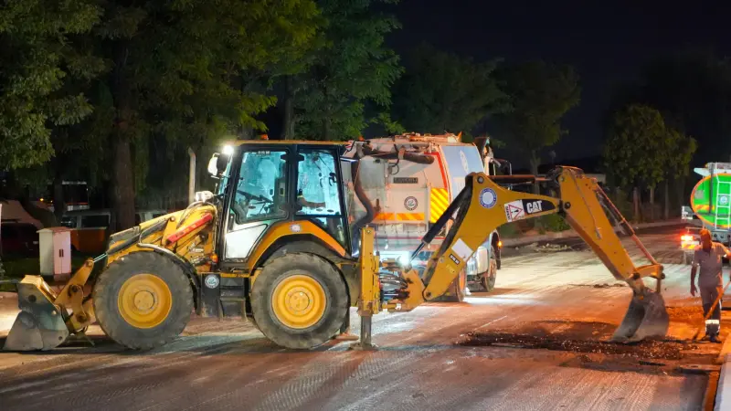 Büyükşehir Ekipleri Erenköy’de Gece Boyunca Asfalt Serimi Yaptı