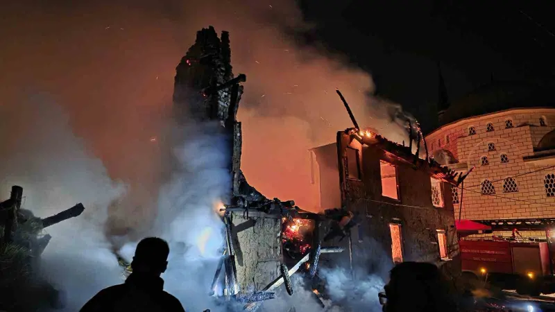 Kütahya’da korkutan yangın: Ahşap ev ve samanlık tamamen yandı