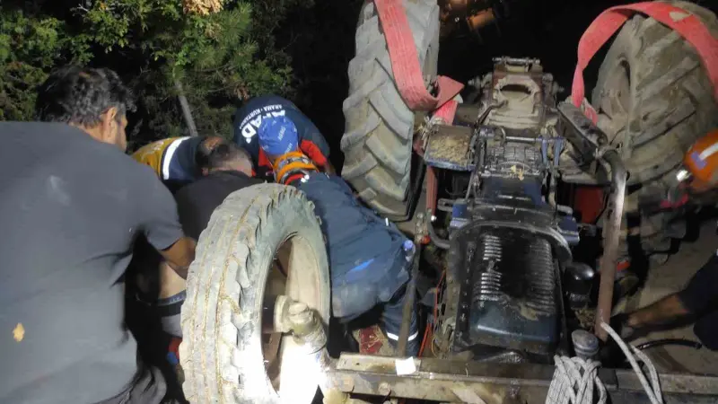 Devrilen traktörün altında kalan sürücü kurtarıldı