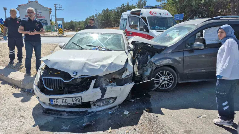Eskişehir’de hafif ticari araç ile otomobil çarpıştı: 3’ü çocuk 7 yaralı