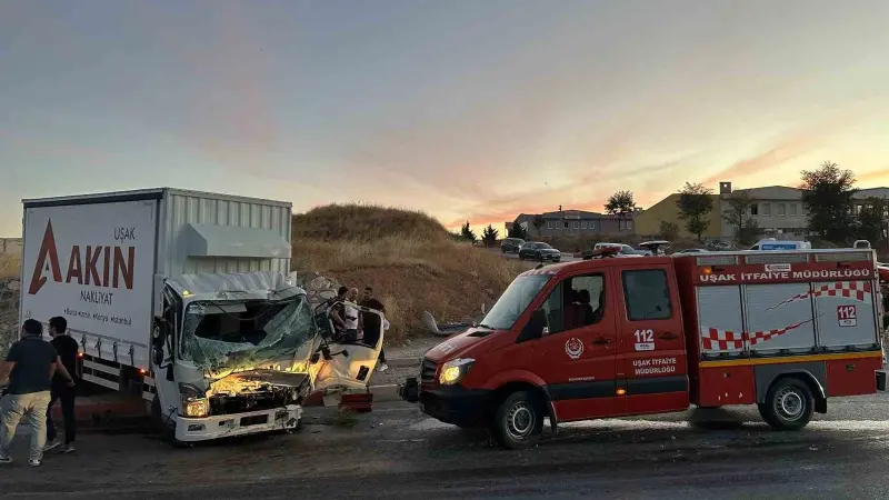 Uşak’ta itfaiye aracı ile kamyon çarpıştı: 1 ölü, 2 yaralı