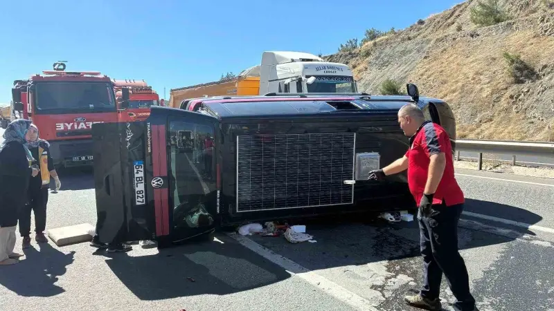 Bilecik’te ticari araç devrildi: 3 yaralı