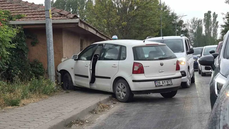 Eskişehir’de kontrolden çıkan otomobil duvara çarptı