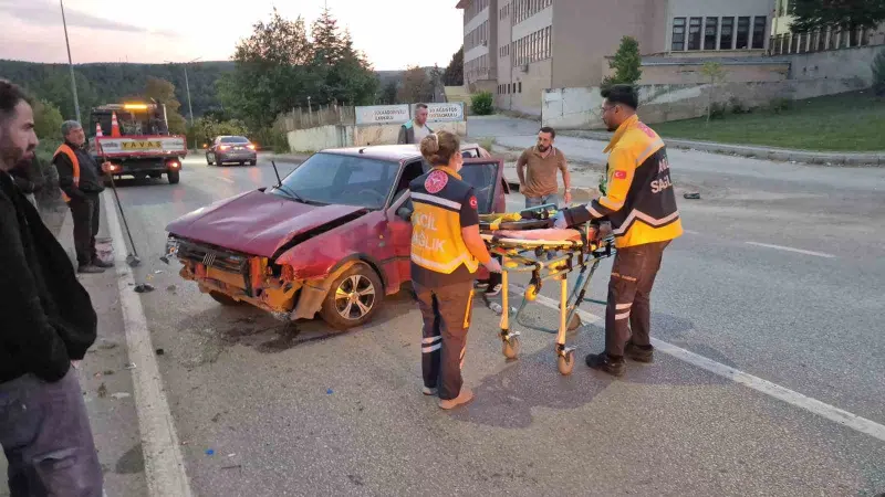 Kontrolden çıkan otomobil aydınlatma direğine çarptı, sürücü yaralandı