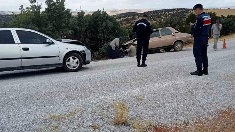 Sivrihisar’da otomobiller kafa kafaya çarpıştı: 1’i ağır 2 yaralı