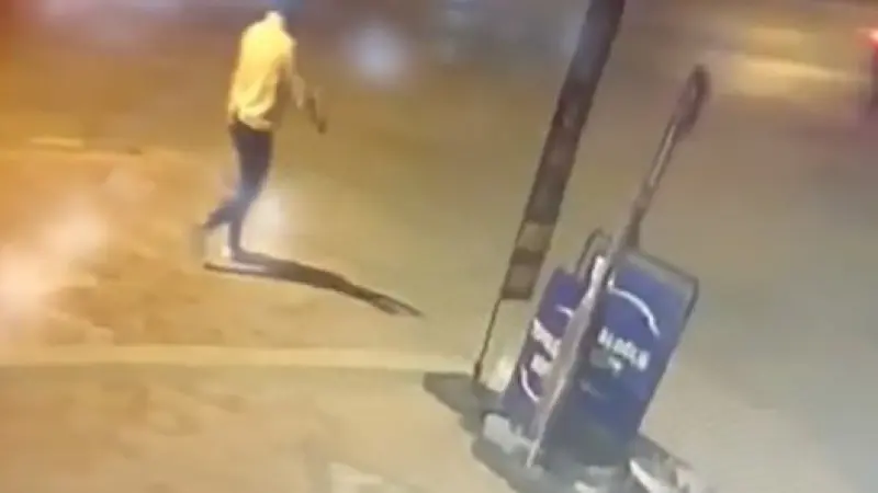 Bilecik’te 2 farklı bölgede araçlara zarar vererek lastikleri kesen şahıs güvenlik kamerasına yansıdı