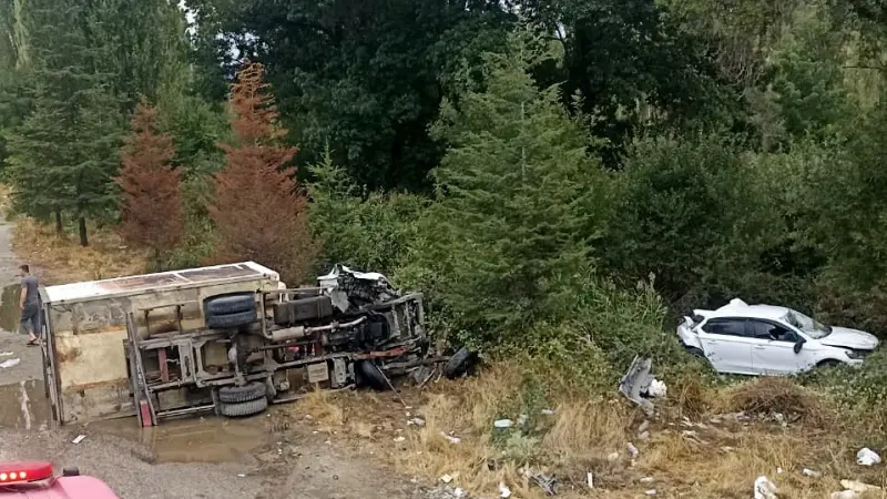 Uşak’ta kamyonet yol kenarından duran otomobile ve dışındaki abi kardeşe çarptı: 3 ağır yaralı