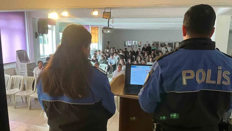 Polisler lise öğrencilerine mesleklerini tanıtıp, eğitim verdi