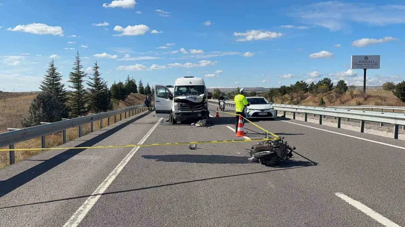 Kütahya’da minibüsle çarpışan genç motosikletli hayatını kaybetti