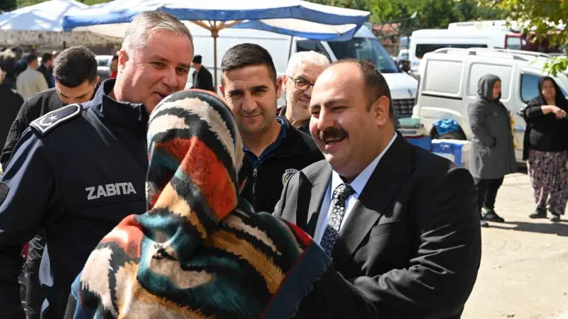 Başkan Hamamcı pazarda esnaf ve vatandaşlarla buluştu