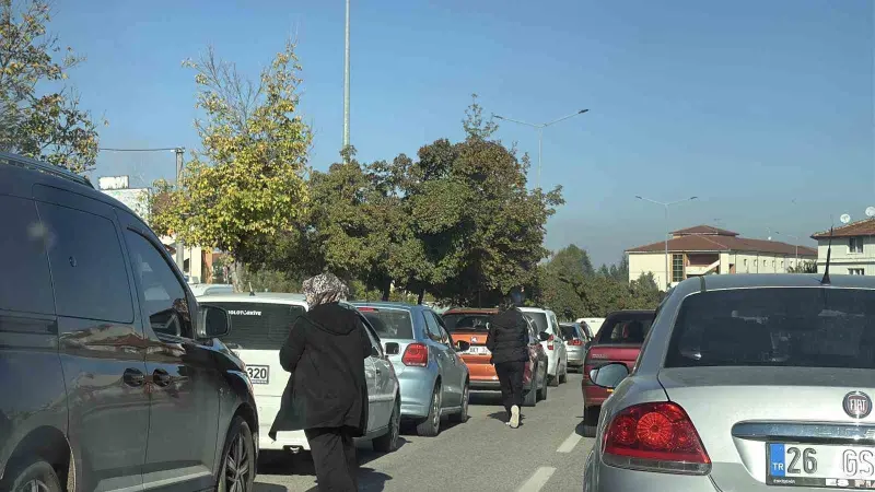 Eskişehir’de trafik durdu, adaylar sınava koşarak yetişmeye çalıştı