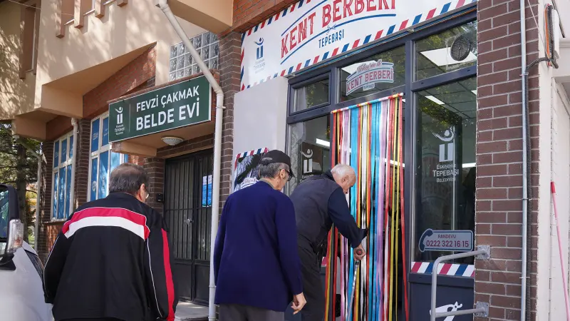 Tepebaşı'nda Sosyal Dayanışma Berber Koltuğunda