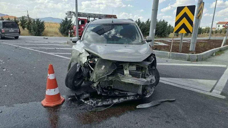 Afyonkarahisar’da trafik kazası:1 ölü 2 yaralı