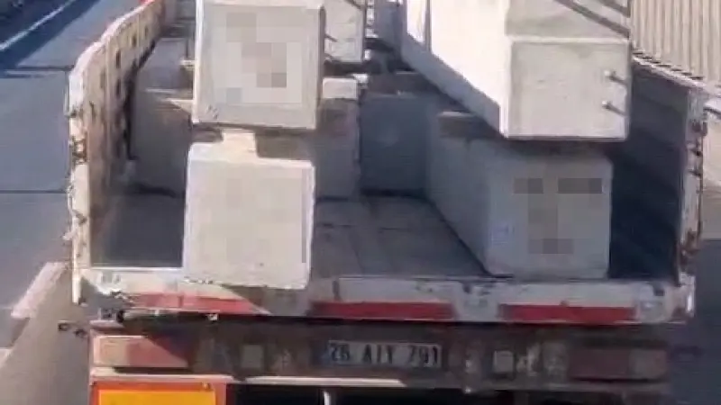 Eskişehir Çevreyolu’nda kamyondaki tonluk beton bloklar bağlanmadan taşındı
