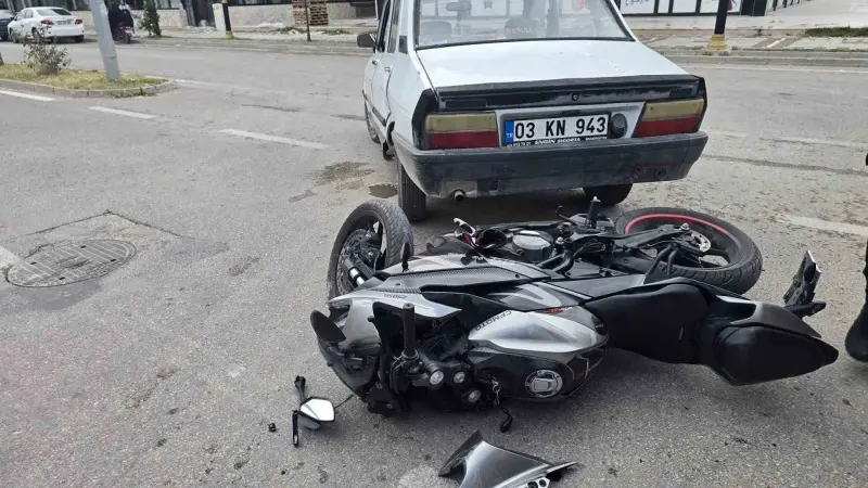 Otomobille çarpışan motosiklet sürücüsü yaralandı