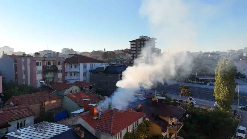 Uşak’ta tek katlı evin çatısında çıkan yangın söndürüldü