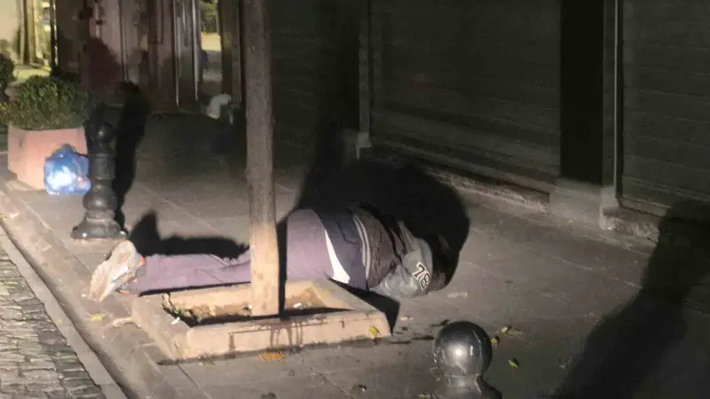 Sokak ortasında iki kez bayılan alkollü şahıs paniğe sebep oldu