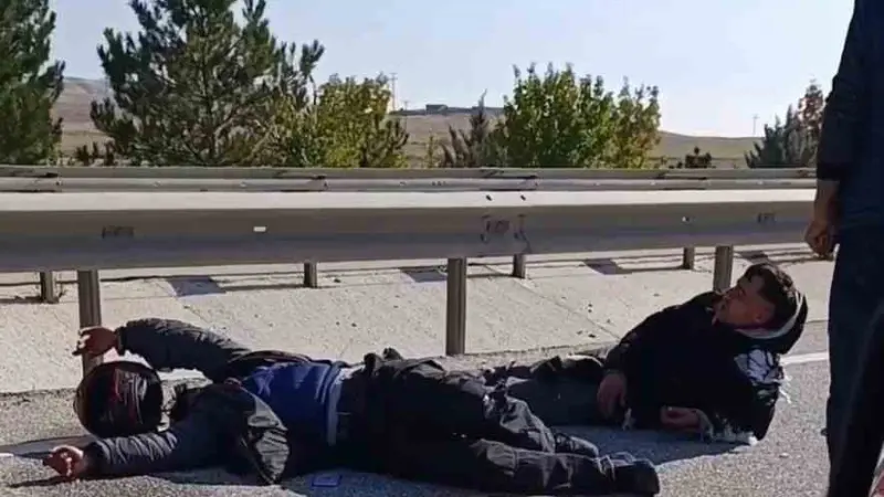 Kontrolden çıkan motosiklet orta refüje çarptı, 2 yaralı