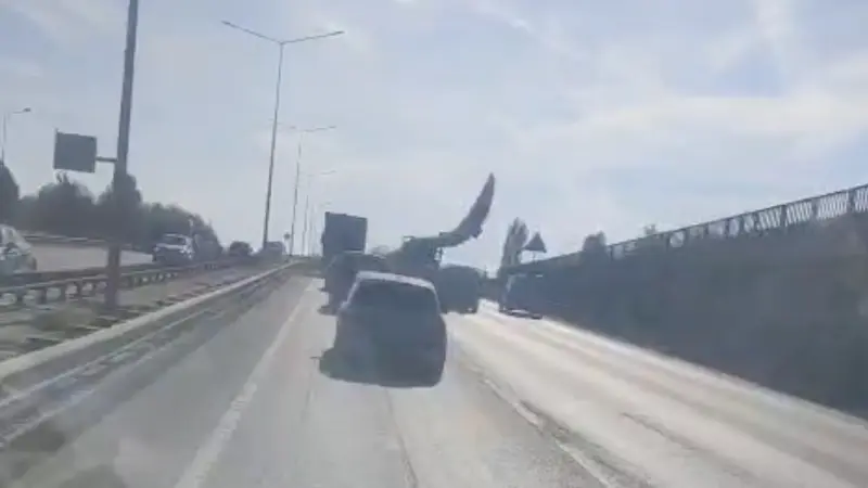 Dev rüzgar türbini kanadı trafiği yavaşlattı
