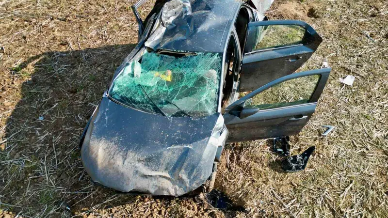 Kağıt gibi ezilen otomobilden şans eseri yaralı çıktı