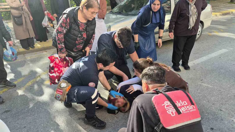 Yaşlı kadına çarpan gencin panik anları