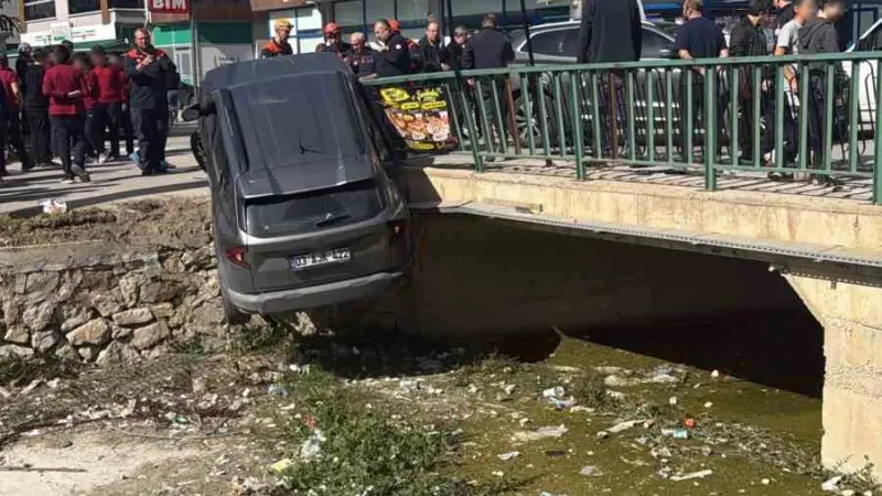 3 aracın karıştığı kazada araçlardan biri dereye uçtu